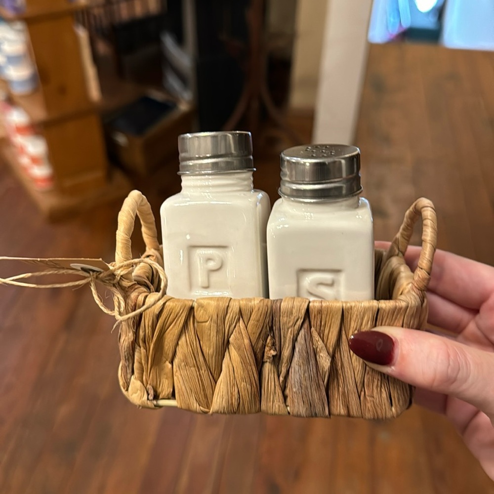 Mudpie salt & pepper shaker. Never used